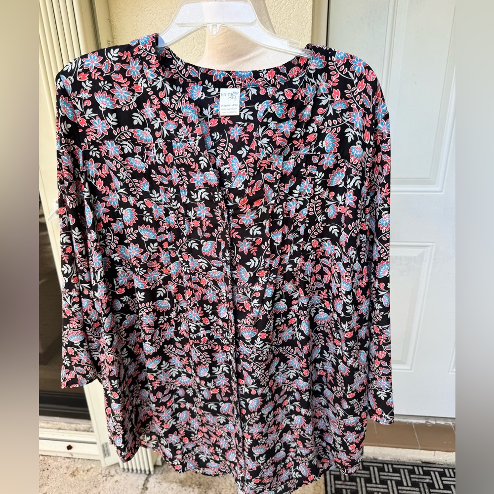 TERRA & SKY. NWT. Floral printed Tunic. Long wide‎ Sleeves. Size 16W-18W
